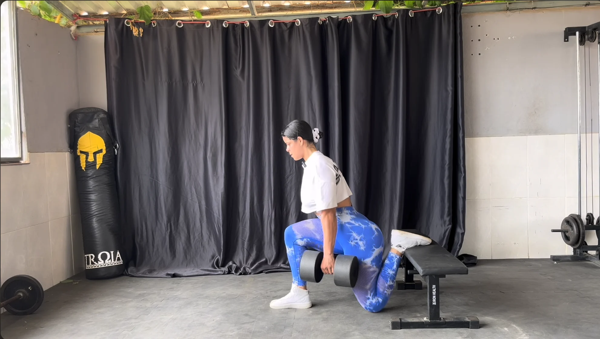 Amanda Martins treinando com halteres durante o treino ao vivo